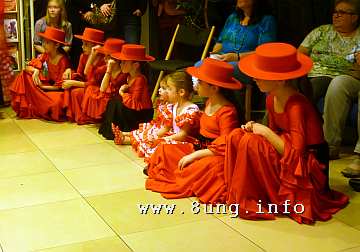 Kleine Flamenco-Tänzerinnen warten auf ihren Auftritt