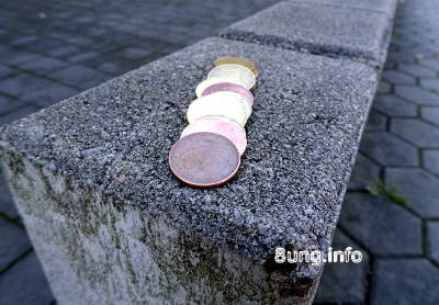 Münzen auf einer Steinmauer