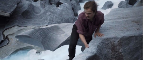Eirik Havnes klettert über Felsen