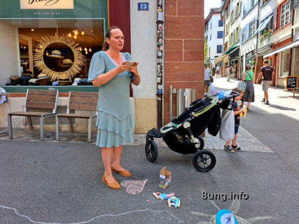 Basel Musik: Sängerin an der Straßenecke