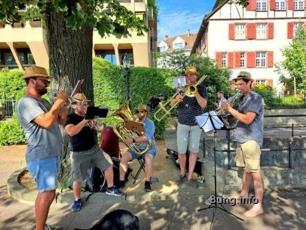 Basel Musik: Bläserensemble am Rheinufer