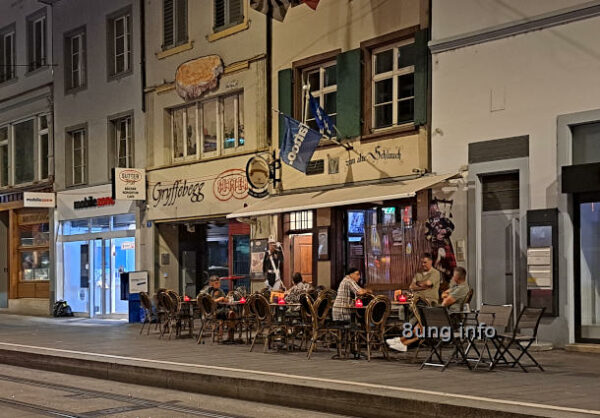 Basel bei Nacht: Gäste beim Feierabend-Bier