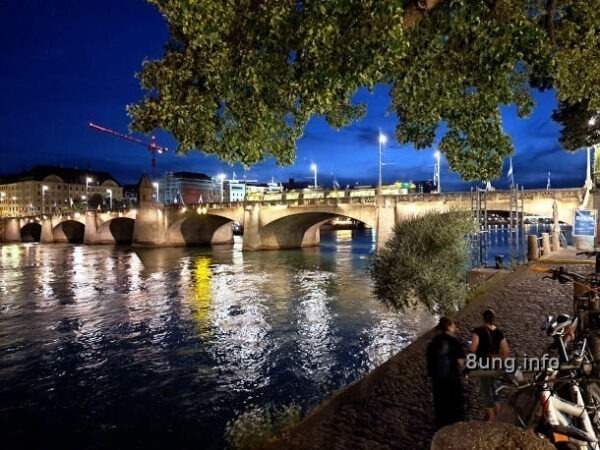 Basel bei Nacht: Mittlere Brücke